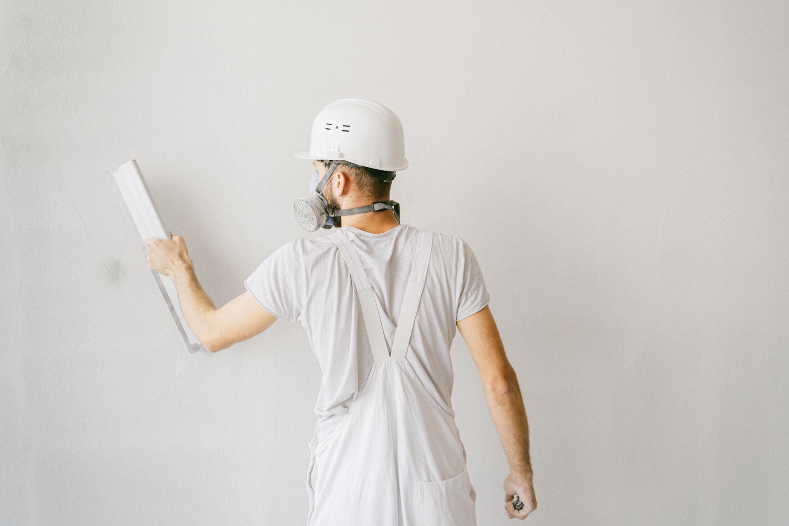 Finisher smoothing a wall