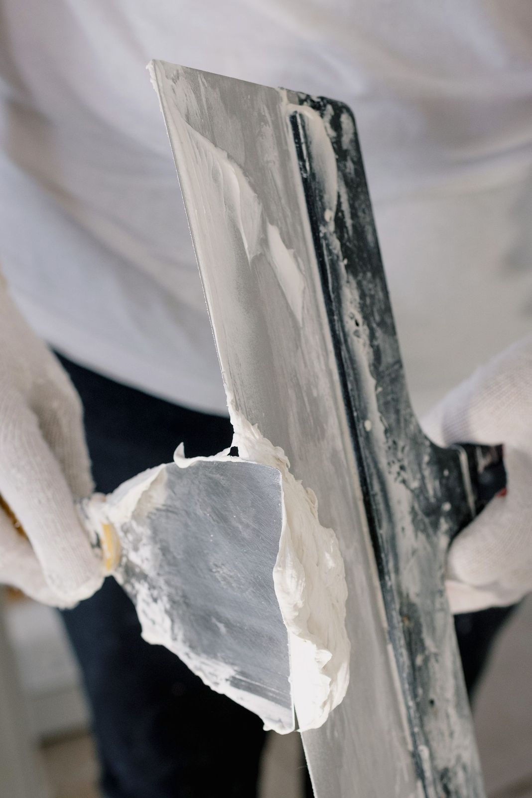 Finishing a drywall joint with a trowel